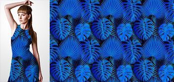 13012v Materiał ze wzorem liście tropikalne (monstera, palmy) w niebieskiej kolorystyce na ciemnym tle